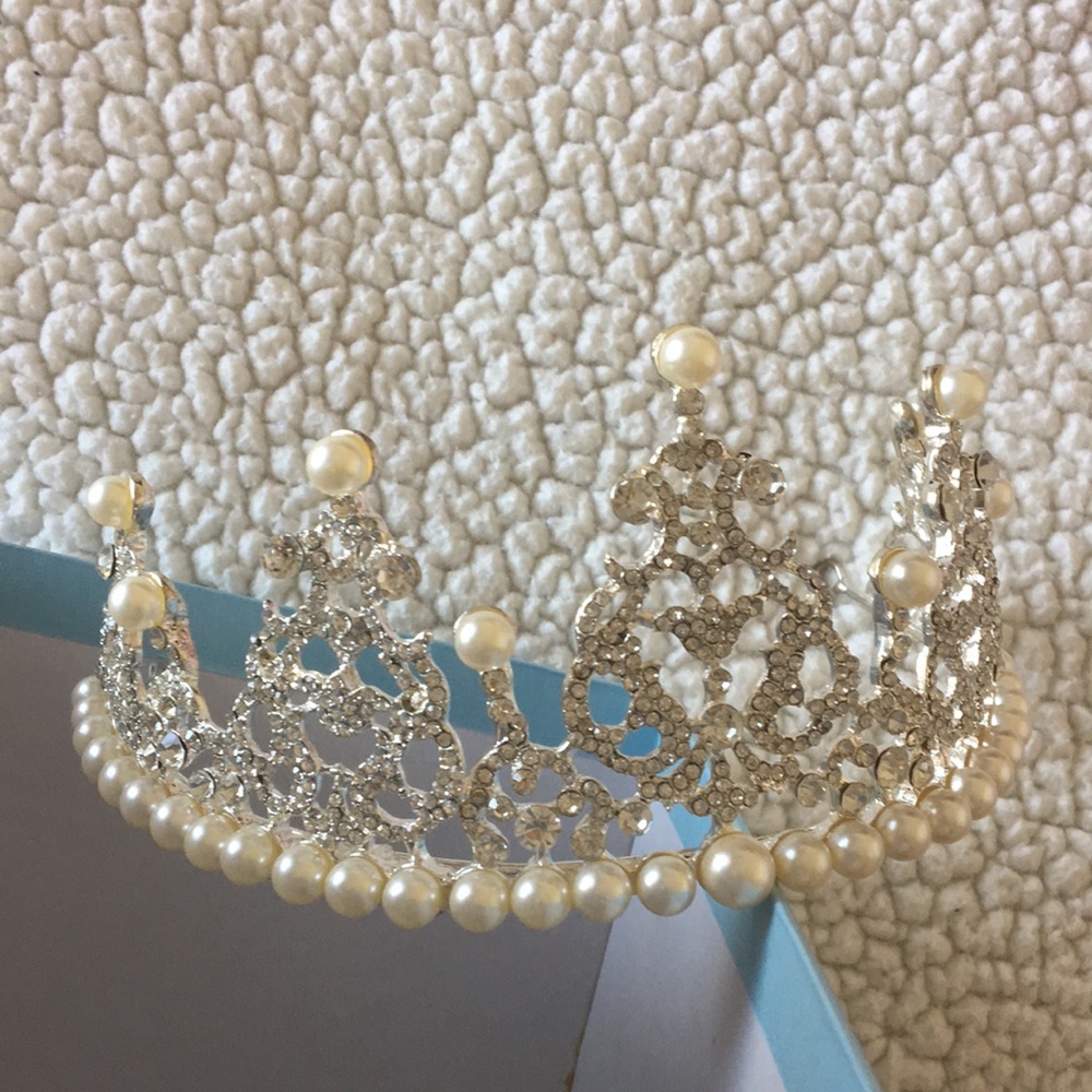 Stunning Princess 👸 tiara with pearl decorations